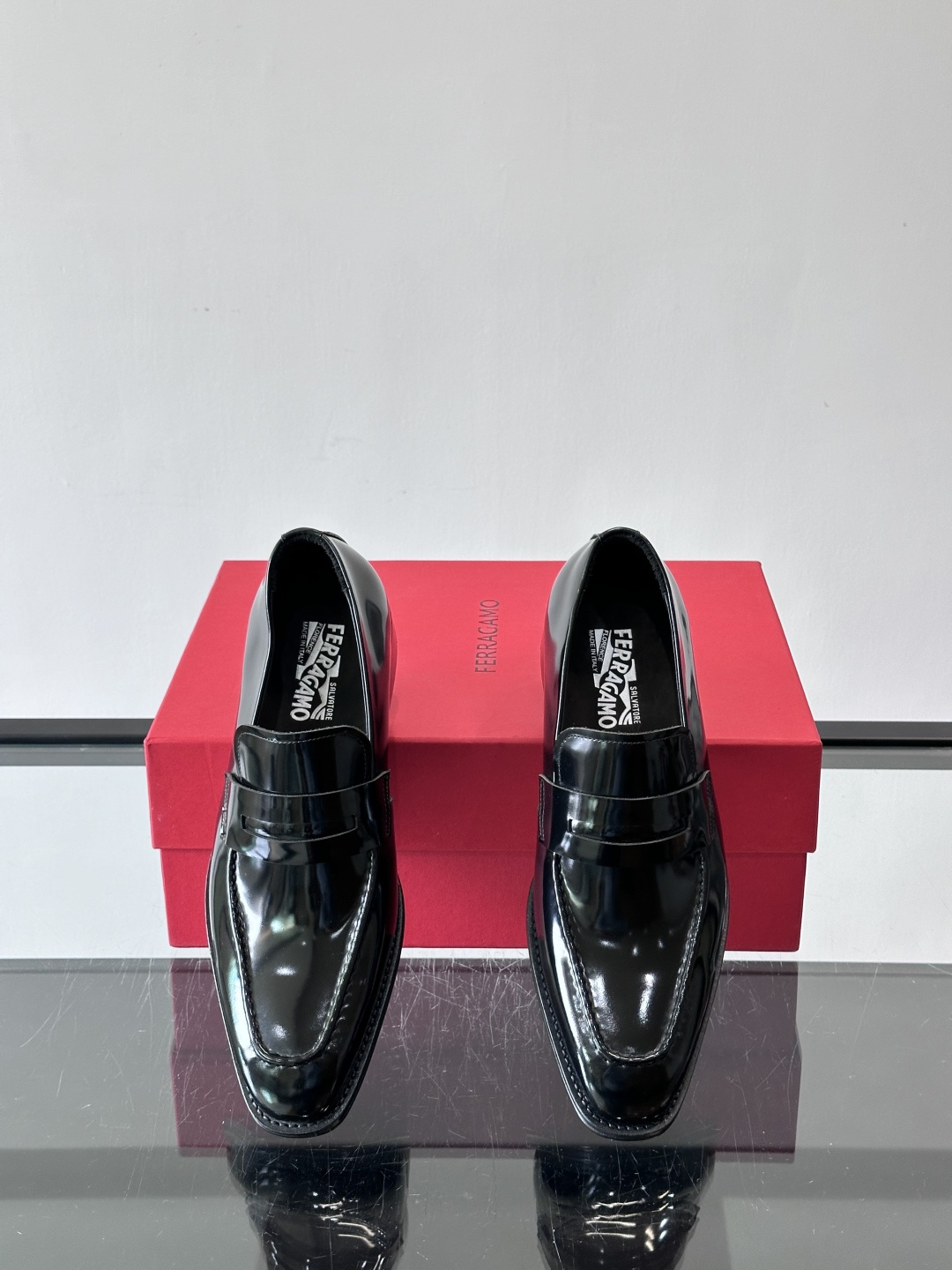 F菲拉格慕男士皮鞋👞选用进口牛皮，简约大方，经典设计，商务休闲都能轻松驾驭。真皮大底鞋底平稳，鞋型修长，