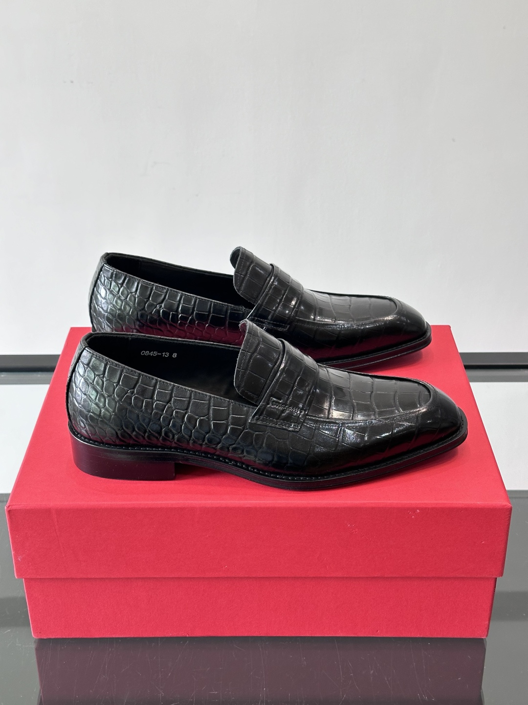 F菲拉格慕男士皮鞋👞选用进口牛皮，简约大方，经典设计，商务休闲都能轻松驾驭。真皮大底鞋底平稳，鞋型修长，