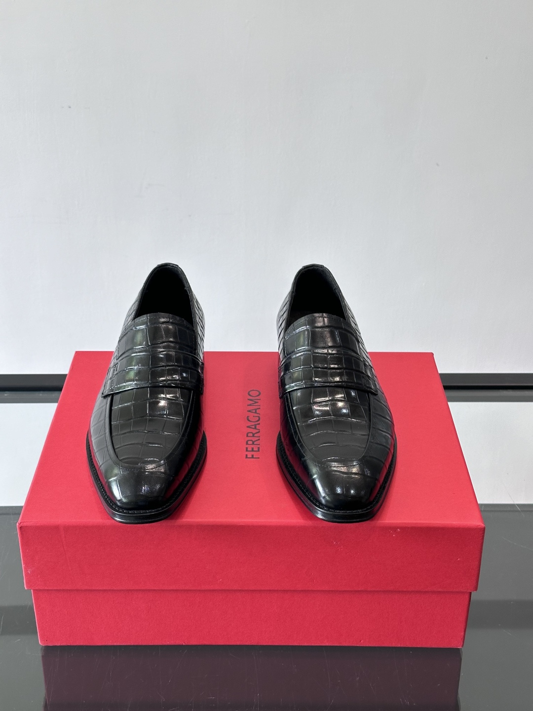 F菲拉格慕男士皮鞋👞选用进口牛皮，简约大方，经典设计，商务休闲都能轻松驾驭。真皮大底鞋底平稳，鞋型修长，