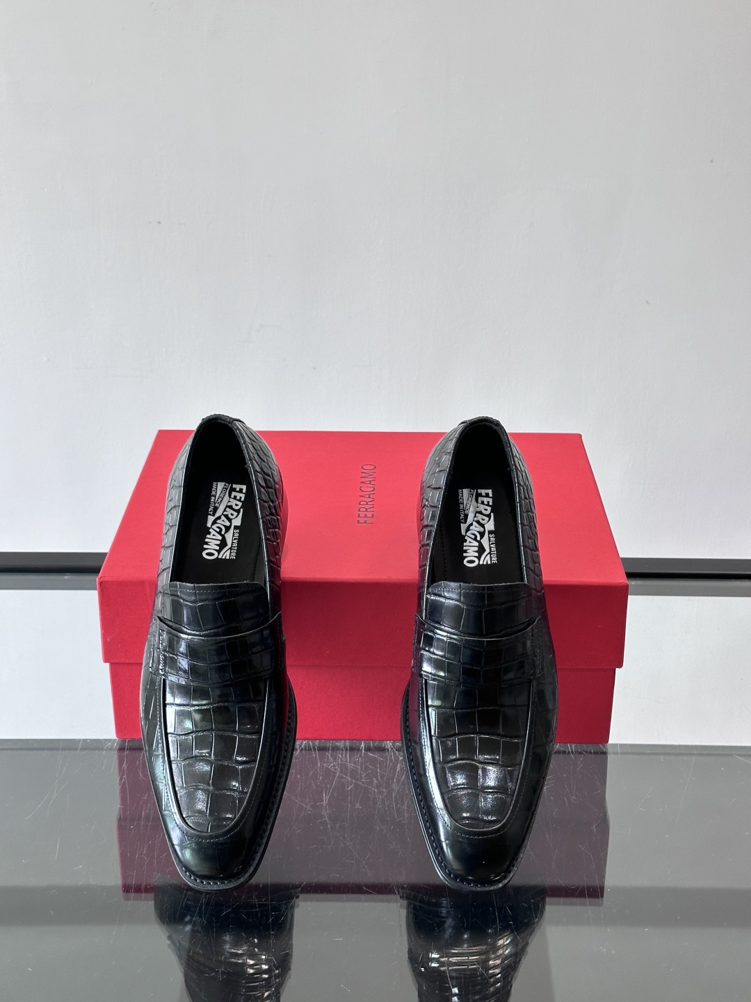 F菲拉格慕男士皮鞋👞选用进口牛皮，简约大方，经典设计，商务休闲都能轻松驾驭。真皮大底鞋底平稳，鞋型修长，