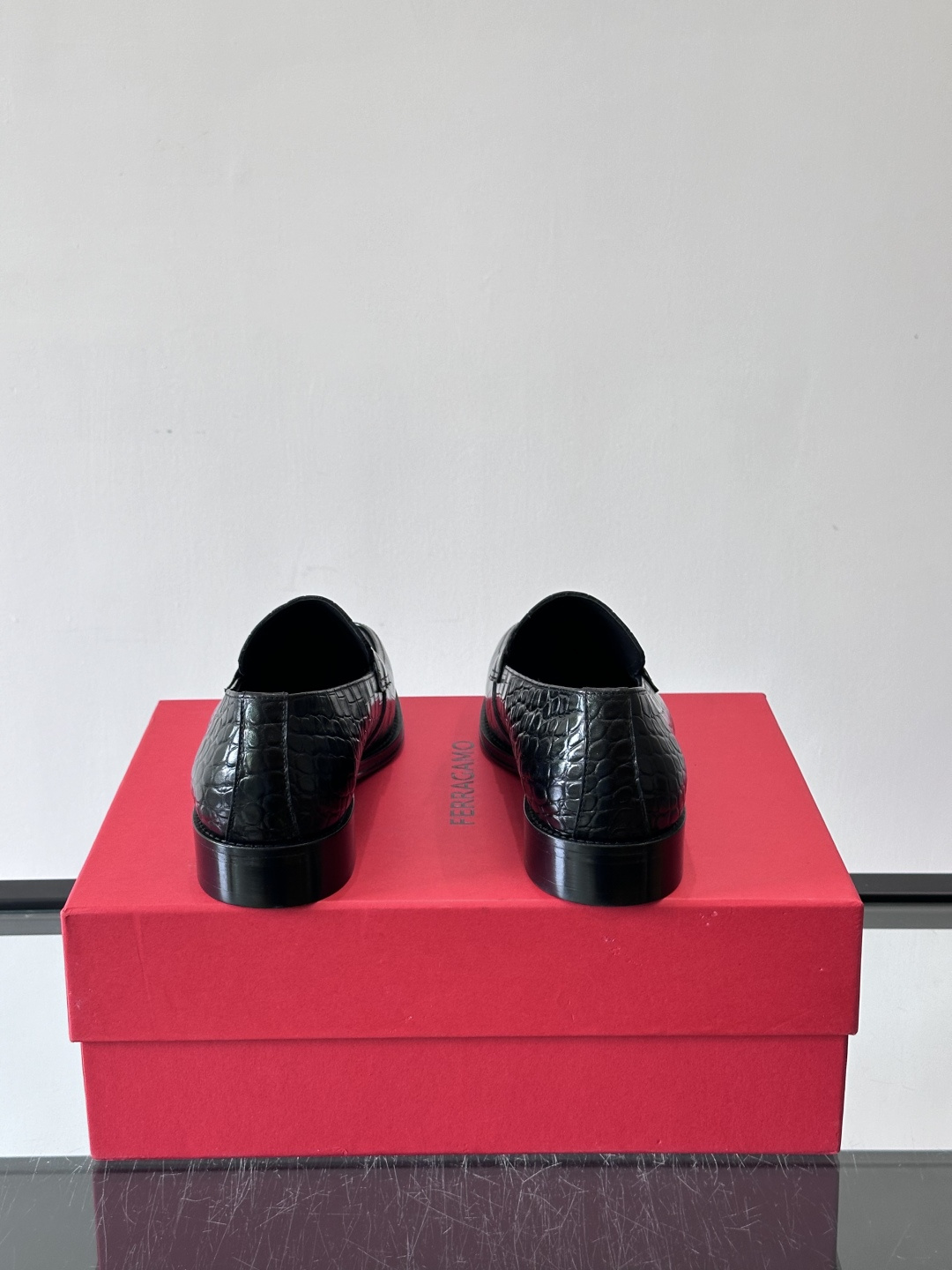 F菲拉格慕男士皮鞋👞选用进口牛皮，简约大方，经典设计，商务休闲都能轻松驾驭。真皮大底鞋底平稳，鞋型修长，