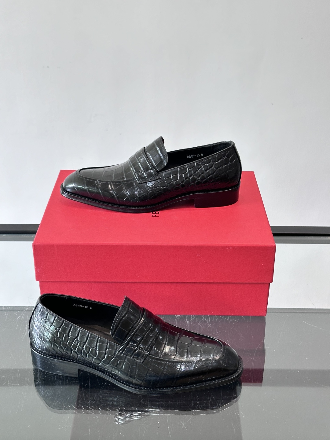 F菲拉格慕男士皮鞋👞选用进口牛皮，简约大方，经典设计，商务休闲都能轻松驾驭。真皮大底鞋底平稳，鞋型修长，