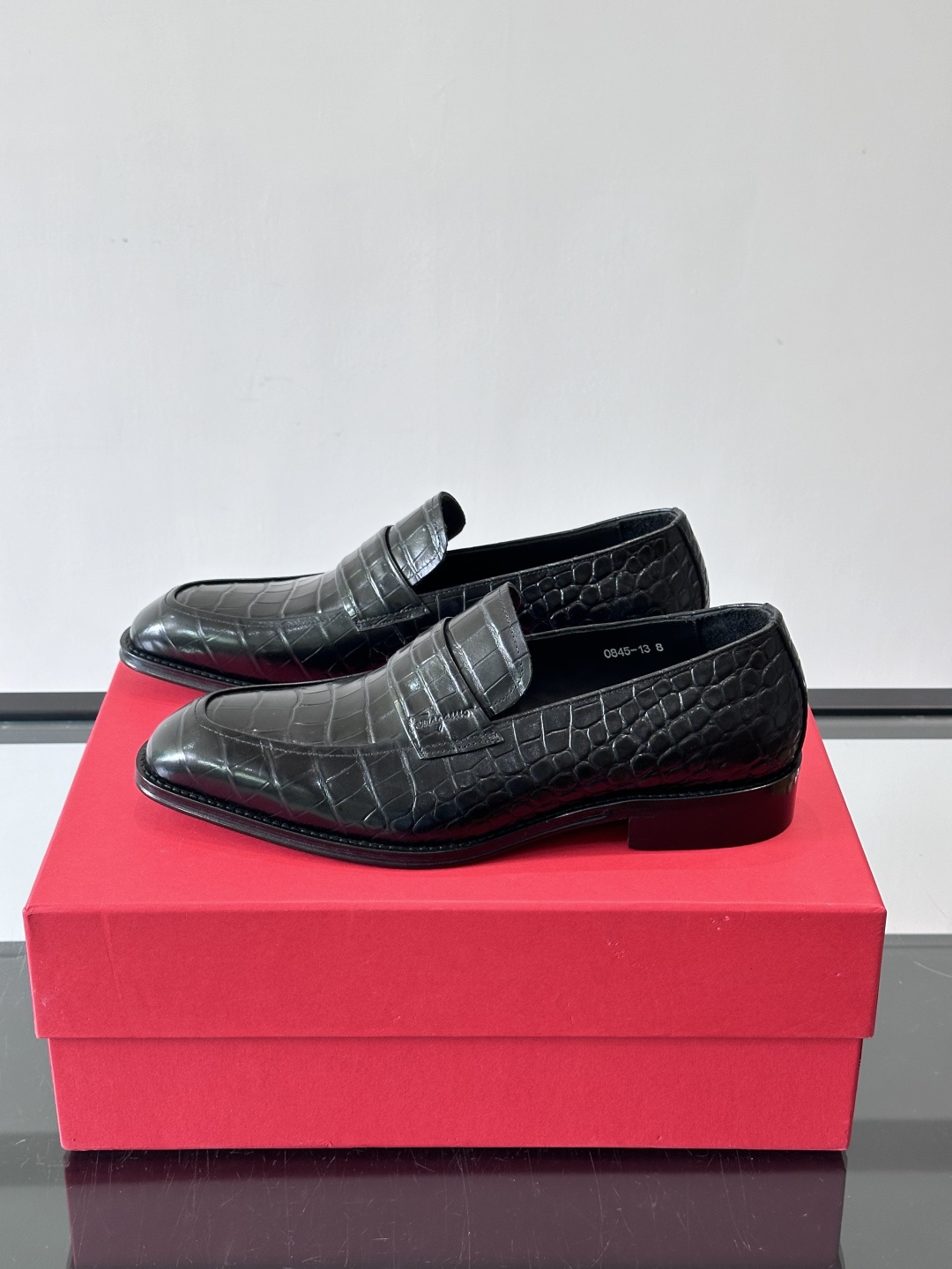 F菲拉格慕男士皮鞋👞选用进口牛皮，简约大方，经典设计，商务休闲都能轻松驾驭。真皮大底鞋底平稳，鞋型修长，