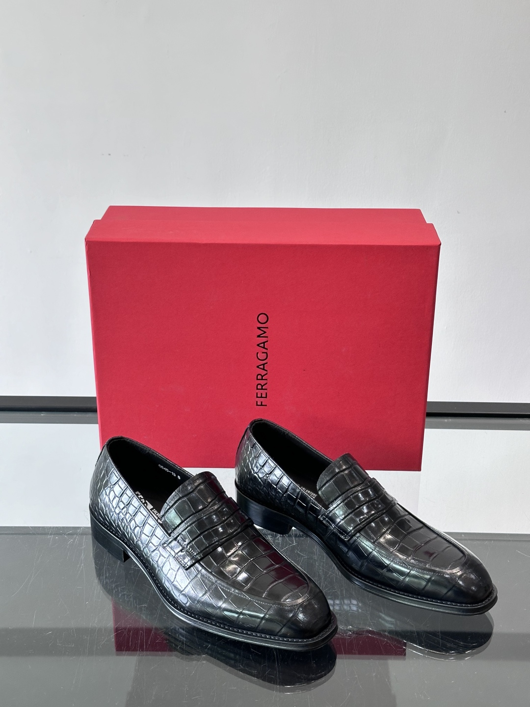 F菲拉格慕男士皮鞋👞选用进口牛皮，简约大方，经典设计，商务休闲都能轻松驾驭。真皮大底鞋底平稳，鞋型修长，