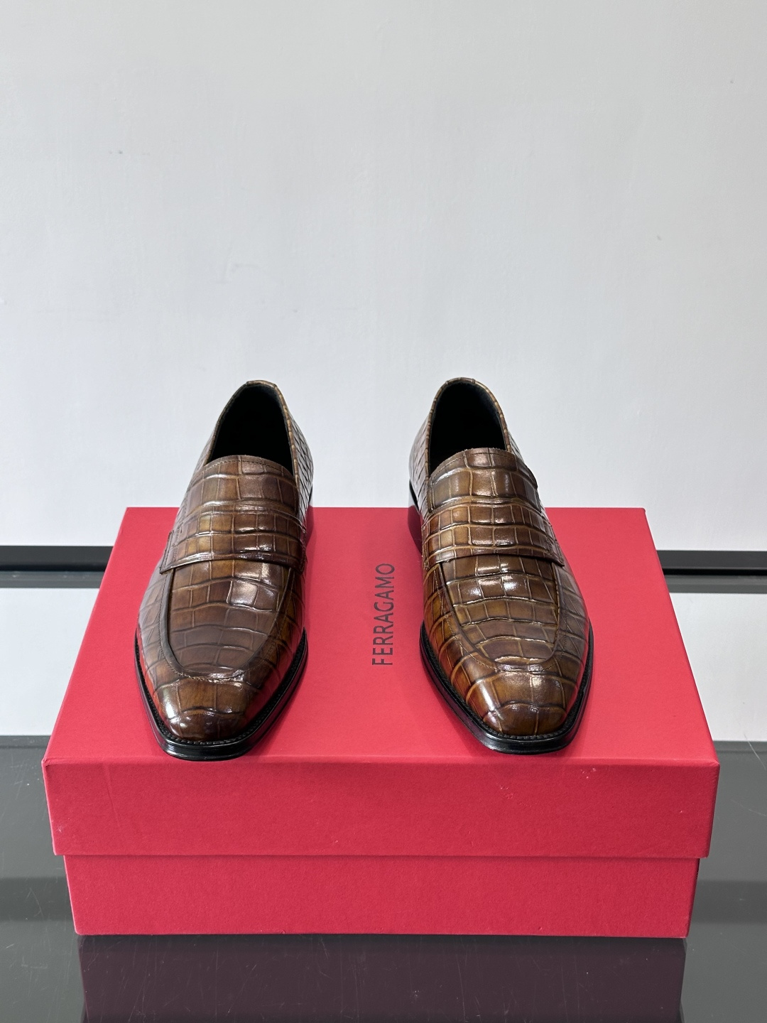 F菲拉格慕男士皮鞋👞选用进口牛皮，简约大方，经典设计，商务休闲都能轻松驾驭。真皮大底鞋底平稳，鞋型修长，