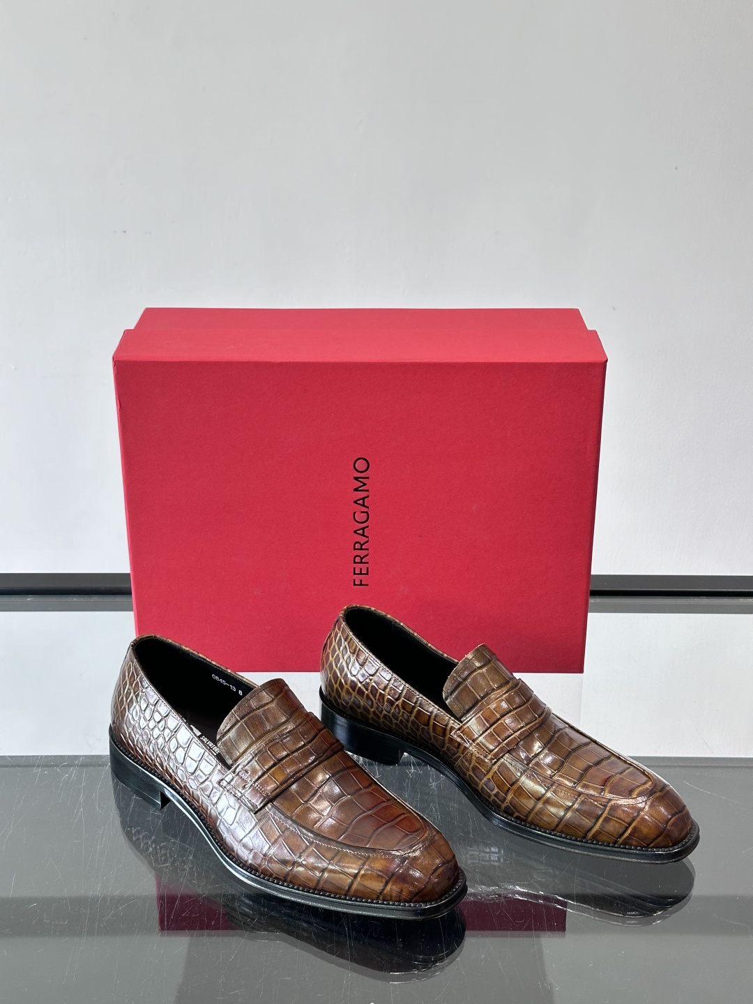 F菲拉格慕男士皮鞋👞选用进口牛皮，简约大方，经典设计，商务休闲都能轻松驾驭。真皮大底鞋底平稳，鞋型修长，