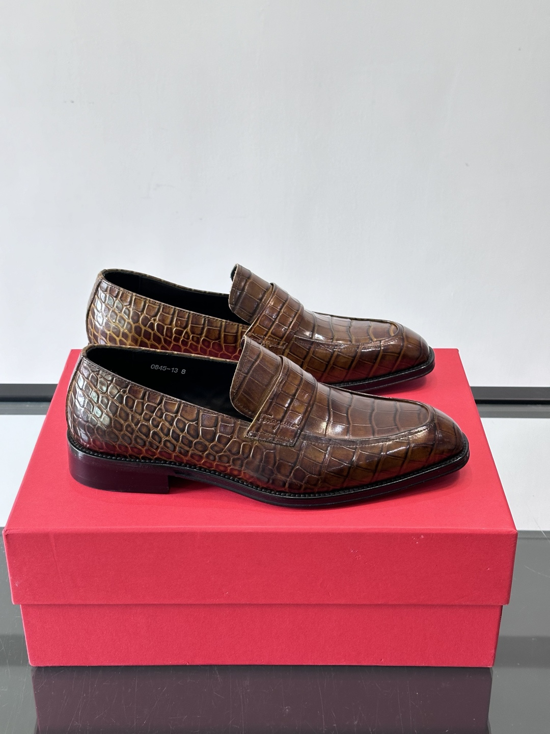 F菲拉格慕男士皮鞋👞选用进口牛皮，简约大方，经典设计，商务休闲都能轻松驾驭。真皮大底鞋底平稳，鞋型修长，