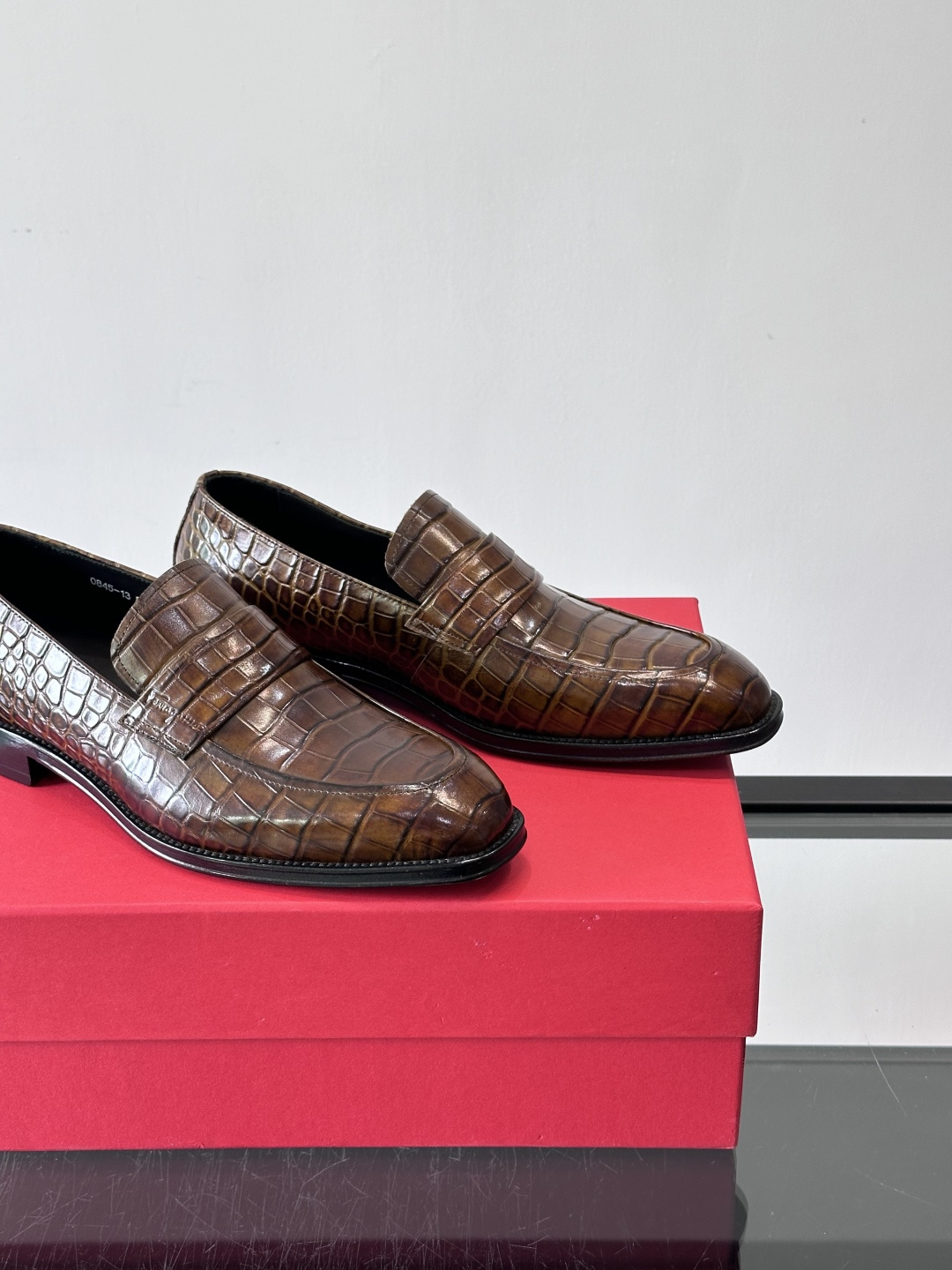 F菲拉格慕男士皮鞋👞选用进口牛皮，简约大方，经典设计，商务休闲都能轻松驾驭。真皮大底鞋底平稳，鞋型修长，