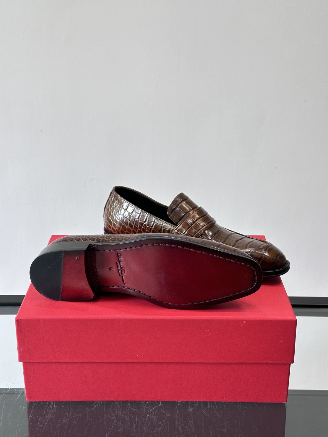 F菲拉格慕男士皮鞋👞选用进口牛皮，简约大方，经典设计，商务休闲都能轻松驾驭。真皮大底鞋底平稳，鞋型修长，