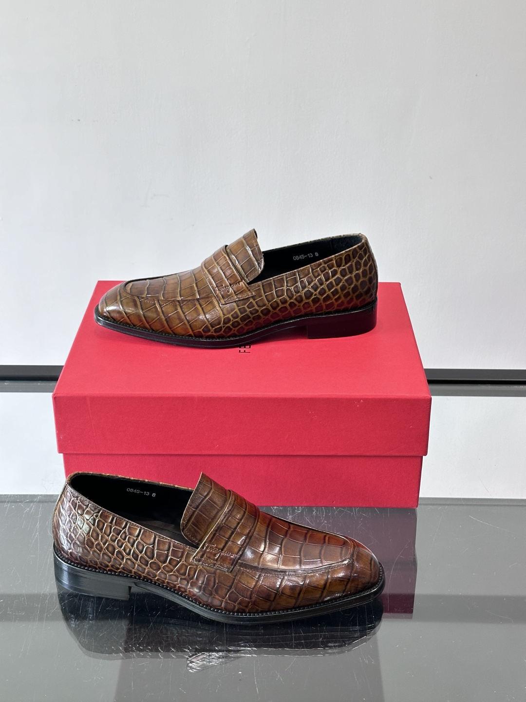 F菲拉格慕男士皮鞋👞选用进口牛皮，简约大方，经典设计，商务休闲都能轻松驾驭。真皮大底鞋底平稳，鞋型修长，