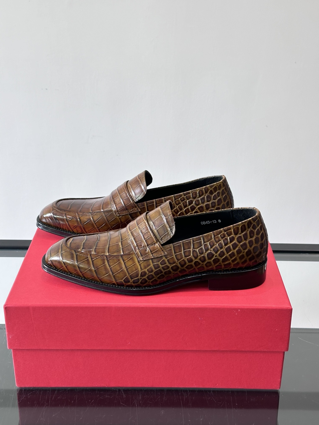 F菲拉格慕男士皮鞋👞选用进口牛皮，简约大方，经典设计，商务休闲都能轻松驾驭。真皮大底鞋底平稳，鞋型修长，