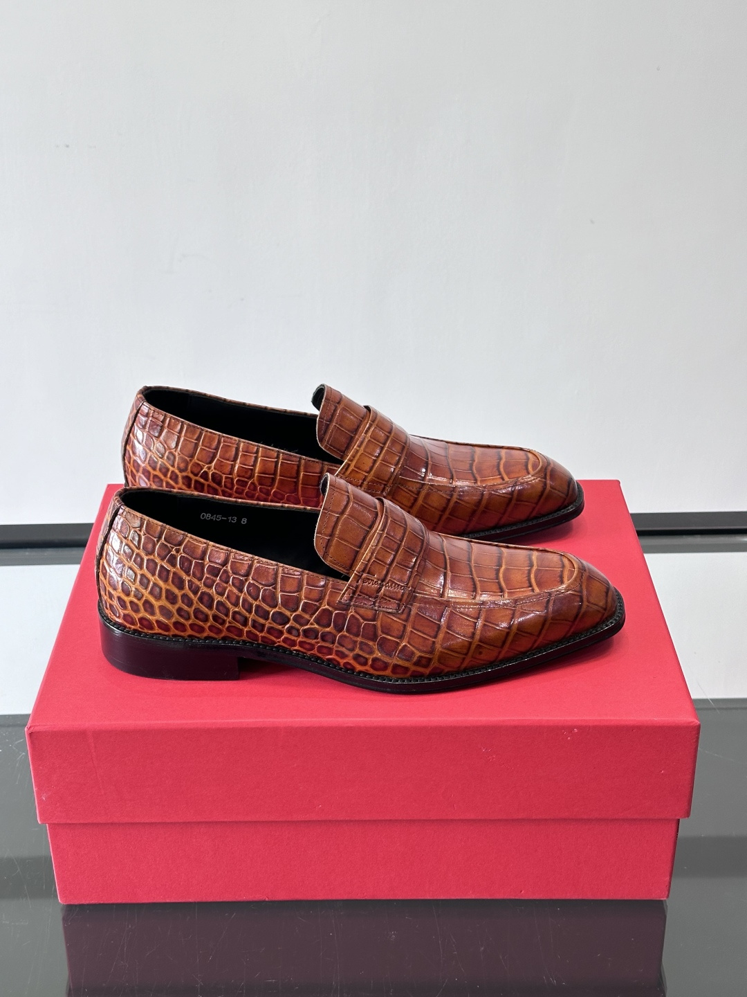 NO:639660,F Ferragamo men's leather shoes are made of imported cowhide, simple and elegant, classic design, easy to control for business and leisure. The leather outsole is stable, the shoe shape is slender, and it looks great with formal wear or casual pants. The exquisite craftsmanship is versatile, suitable for the workplace and daily life, size38-46,,ferragamo,cowhide,Leather soles19860909F菲拉格慕男士皮鞋选用进口牛皮,简约大方,经典设计,商务休闲都能轻松驾驭.真皮大底鞋底平稳,鞋型修长,搭配正装或休闲裤都很出彩气.精致工艺百搭属性,职场和日常都很适合 ,size38-46,,ferragamo,cowhide,Leather soles,Men's shoes