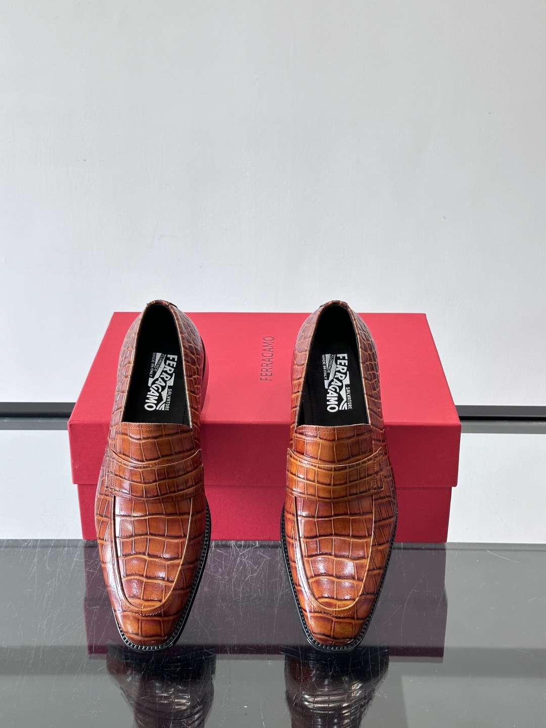 F菲拉格慕男士皮鞋👞选用进口牛皮，简约大方，经典设计，商务休闲都能轻松驾驭。真皮大底鞋底平稳，鞋型修长，