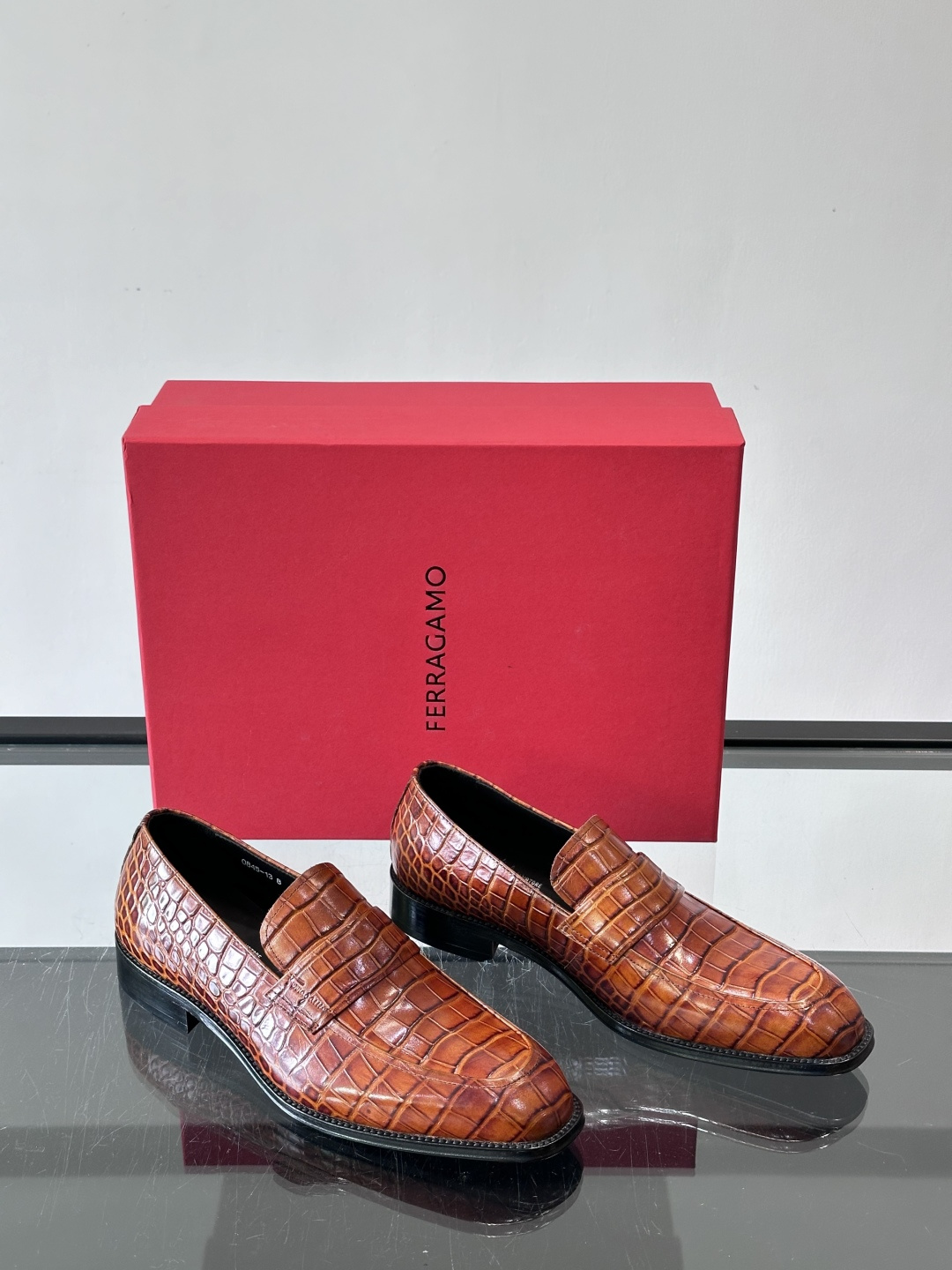 F菲拉格慕男士皮鞋👞选用进口牛皮，简约大方，经典设计，商务休闲都能轻松驾驭。真皮大底鞋底平稳，鞋型修长，