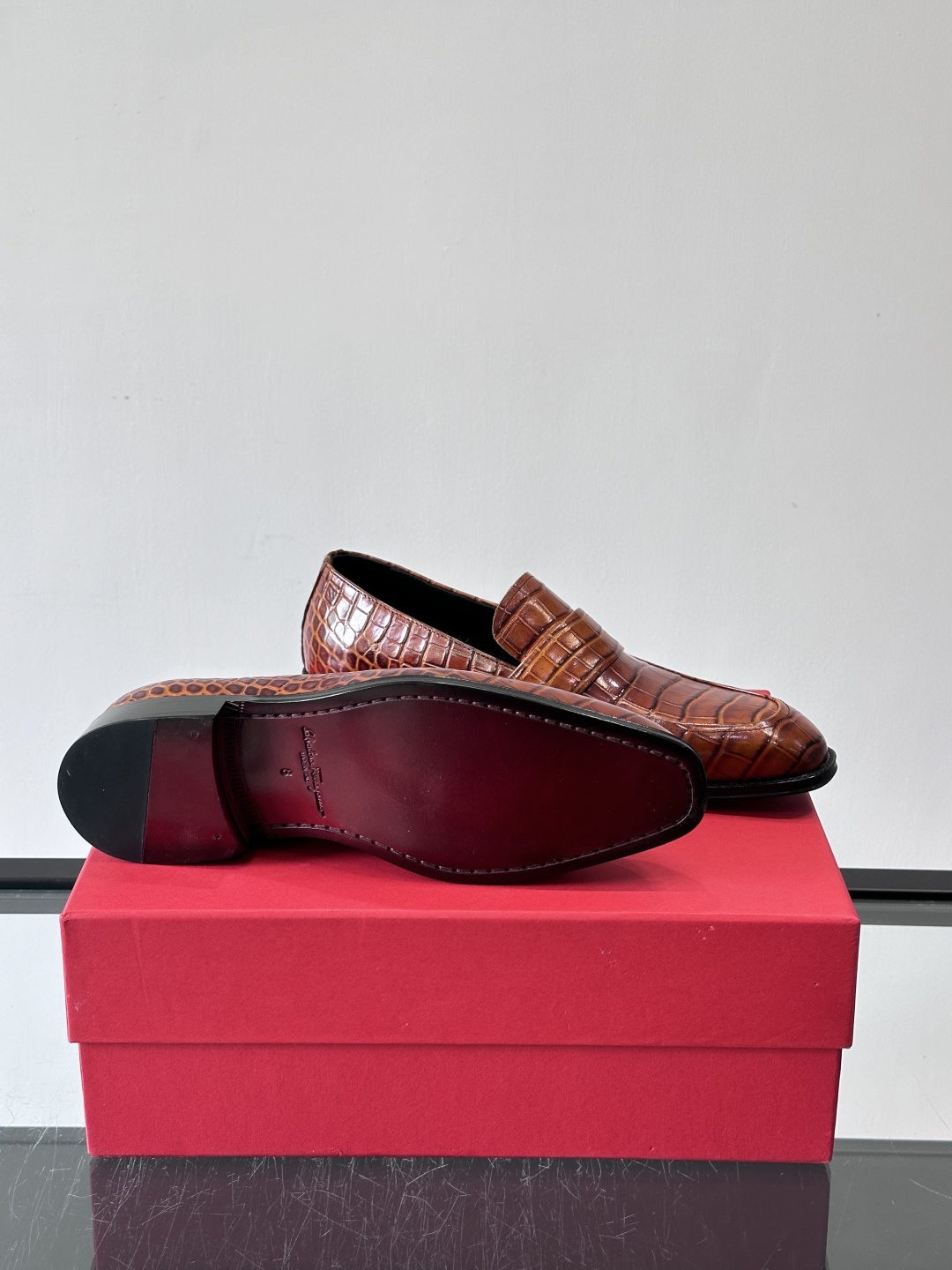 F菲拉格慕男士皮鞋👞选用进口牛皮，简约大方，经典设计，商务休闲都能轻松驾驭。真皮大底鞋底平稳，鞋型修长，