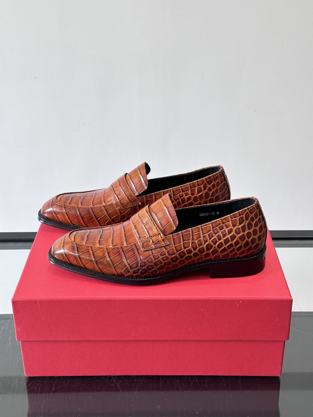 F菲拉格慕男士皮鞋👞选用进口牛皮，简约大方，经典设计，商务休闲都能轻松驾驭。真皮大底鞋底平稳，鞋型修长，