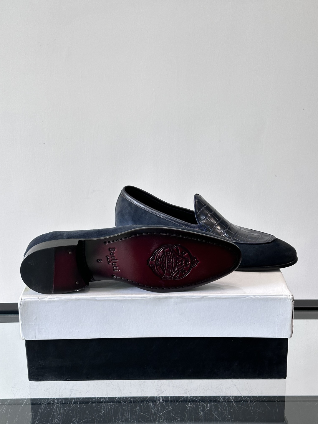 BERLUTI布鲁提乐福鞋采用反绒牛皮＋鳄鱼纹牛皮拼接，质感超丰富。色调沉稳大气，鳄鱼纹细节超有层次感。