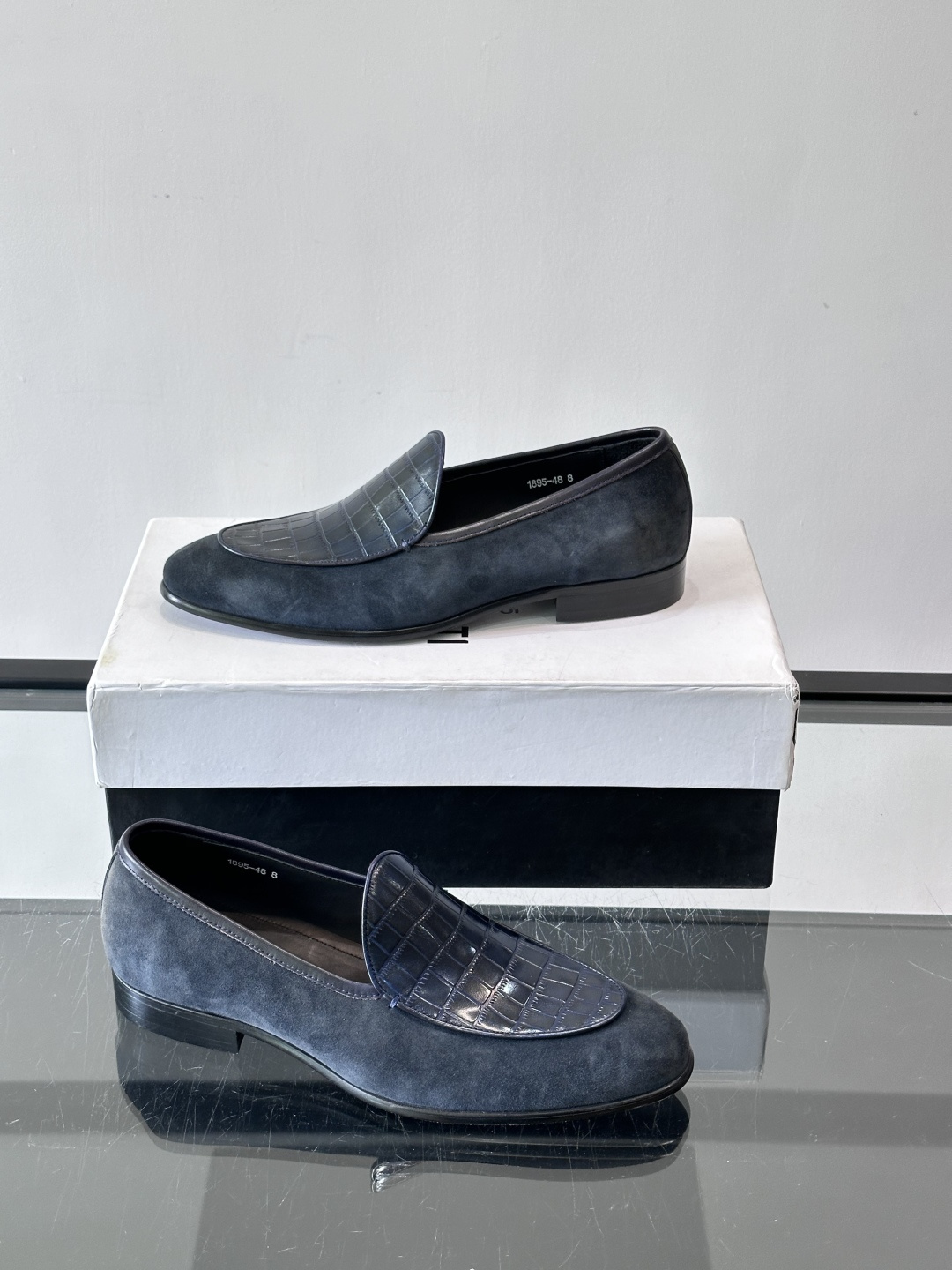 BERLUTI布鲁提乐福鞋采用反绒牛皮＋鳄鱼纹牛皮拼接，质感超丰富。色调沉稳大气，鳄鱼纹细节超有层次感。