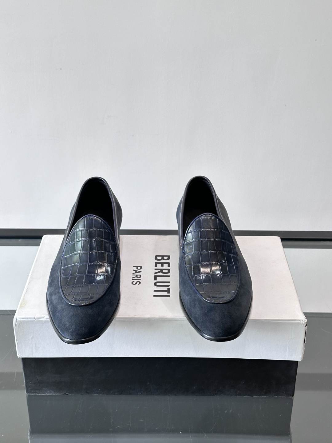 BERLUTI布鲁提乐福鞋采用反绒牛皮＋鳄鱼纹牛皮拼接，质感超丰富。色调沉稳大气，鳄鱼纹细节超有层次感。