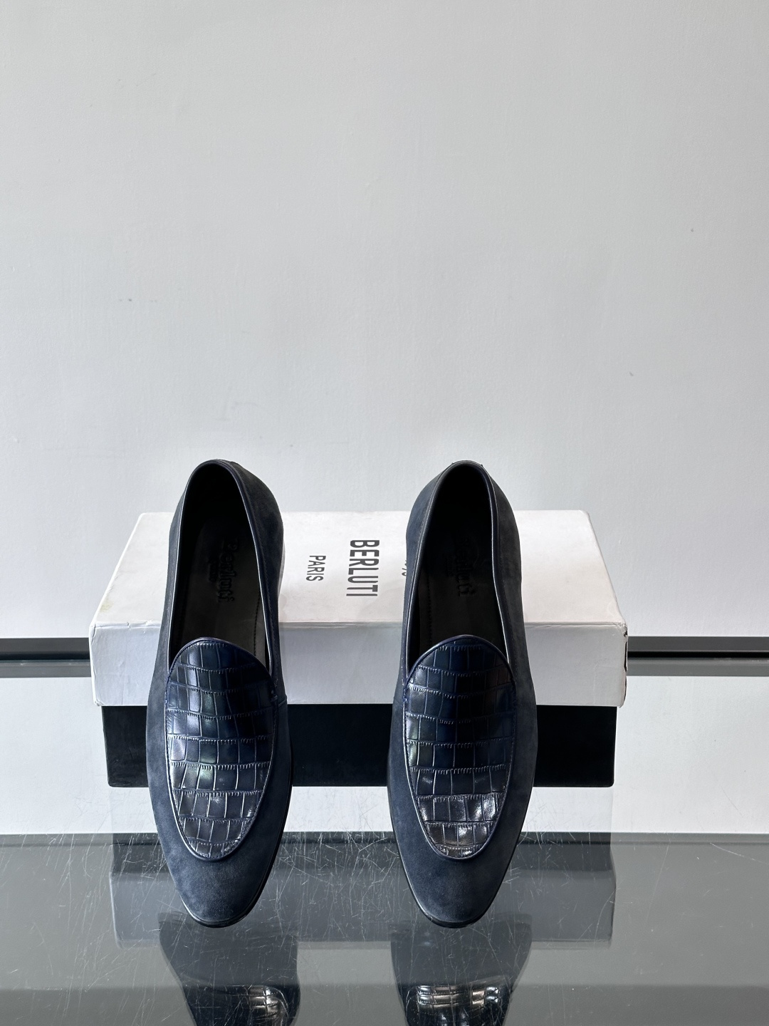 BERLUTI布鲁提乐福鞋采用反绒牛皮＋鳄鱼纹牛皮拼接，质感超丰富。色调沉稳大气，鳄鱼纹细节超有层次感。
