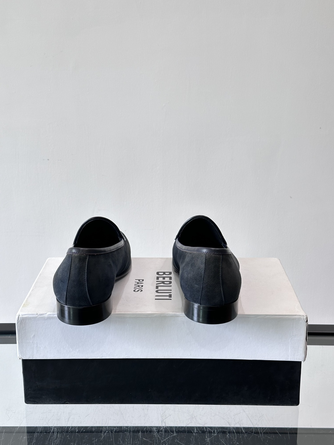 BERLUTI布鲁提乐福鞋采用反绒牛皮＋鳄鱼纹牛皮拼接，质感超丰富。色调沉稳大气，鳄鱼纹细节超有层次感。