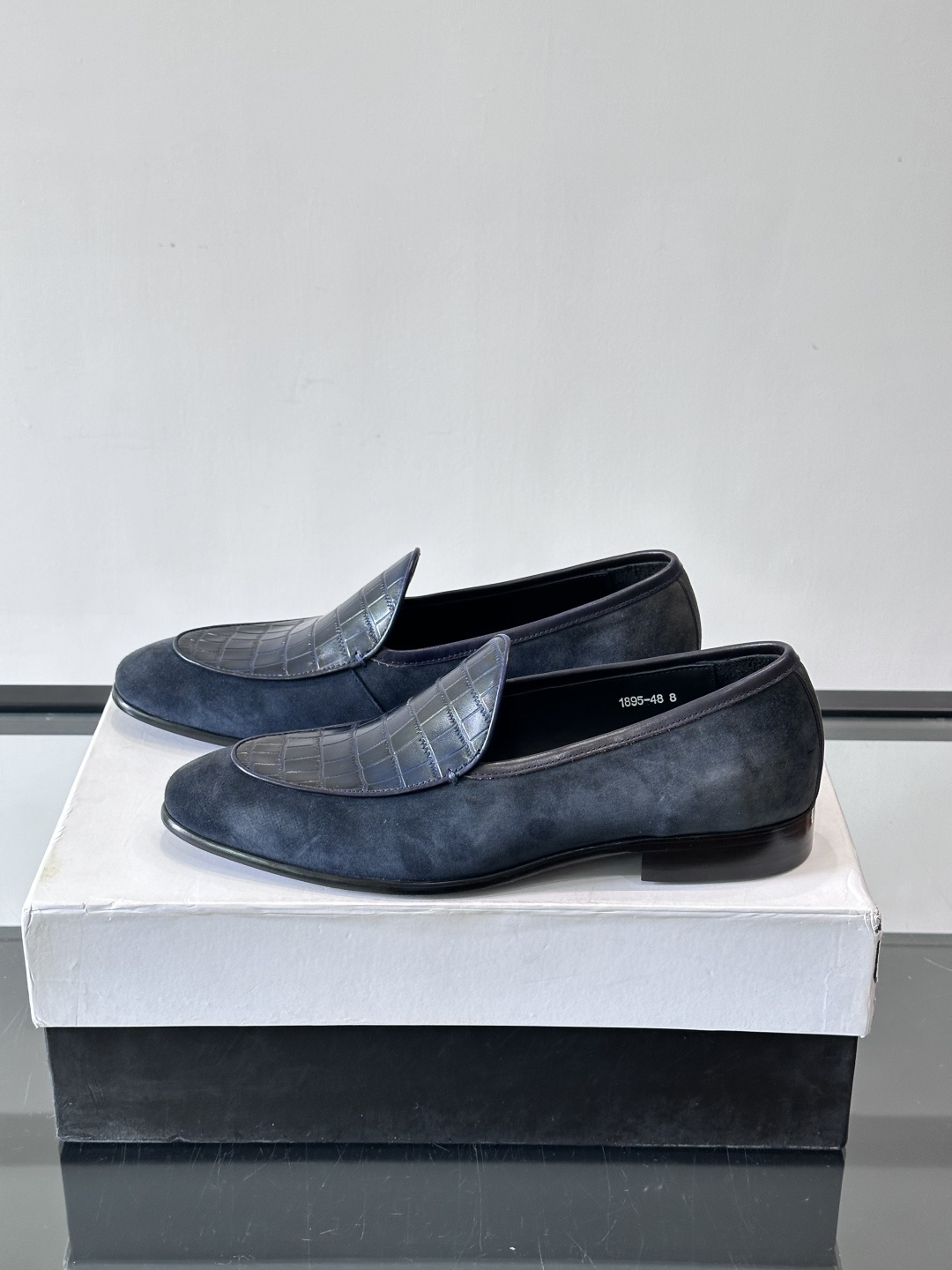 BERLUTI布鲁提乐福鞋采用反绒牛皮＋鳄鱼纹牛皮拼接，质感超丰富。色调沉稳大气，鳄鱼纹细节超有层次感。