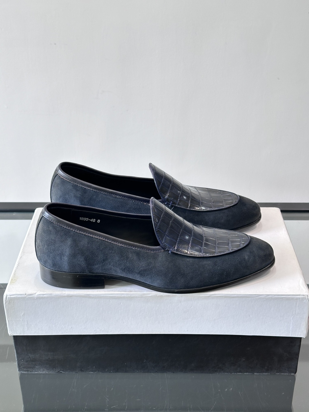 BERLUTI布鲁提乐福鞋采用反绒牛皮＋鳄鱼纹牛皮拼接，质感超丰富。色调沉稳大气，鳄鱼纹细节超有层次感。