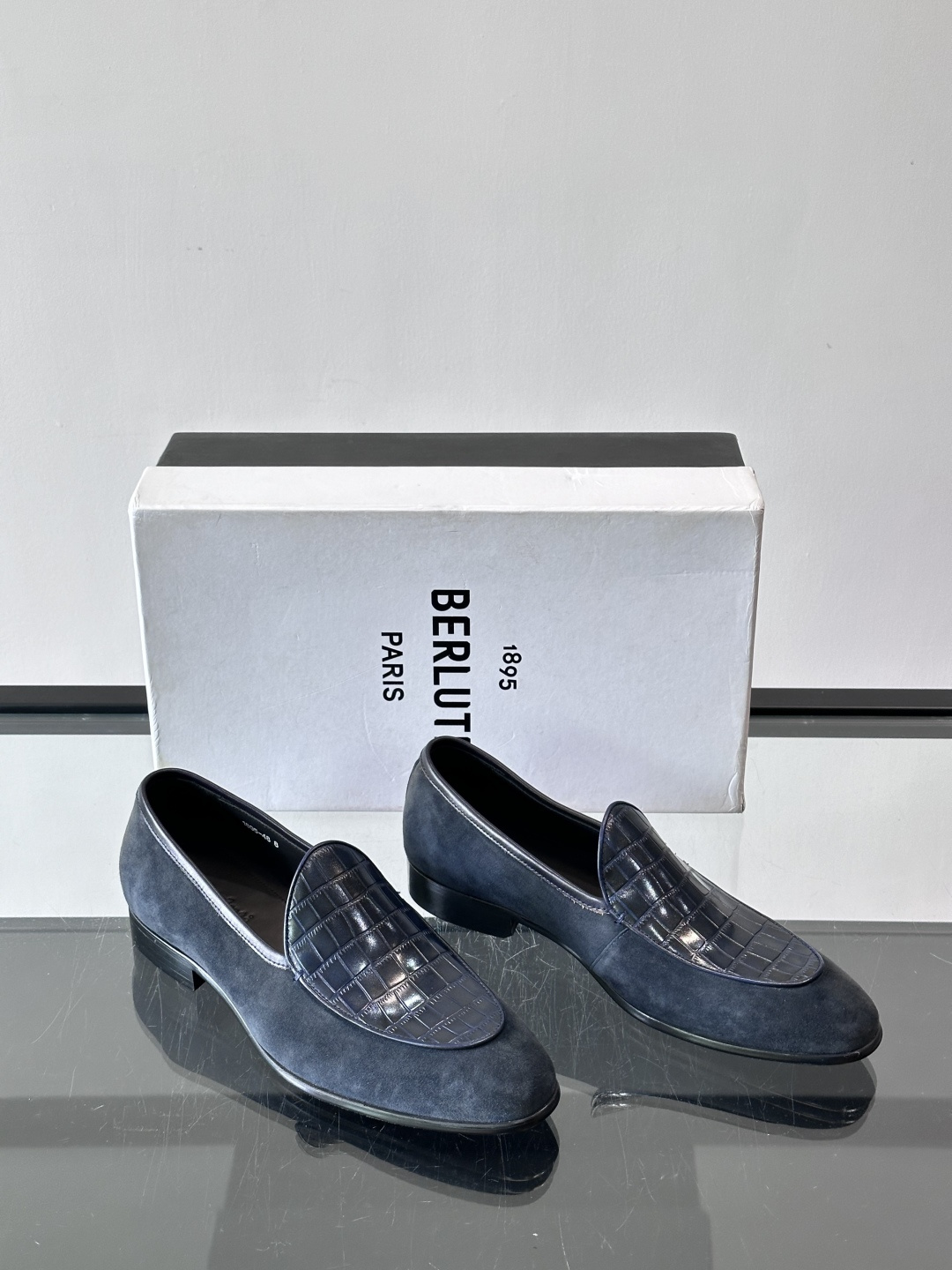 BERLUTI布鲁提乐福鞋采用反绒牛皮＋鳄鱼纹牛皮拼接，质感超丰富。色调沉稳大气，鳄鱼纹细节超有层次感。