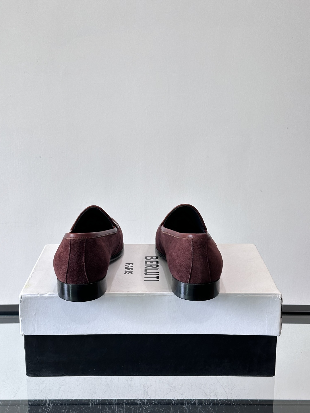 BERLUTI布鲁提乐福鞋采用反绒牛皮＋鳄鱼纹牛皮拼接，质感超丰富。色调沉稳大气，鳄鱼纹细节超有层次感。