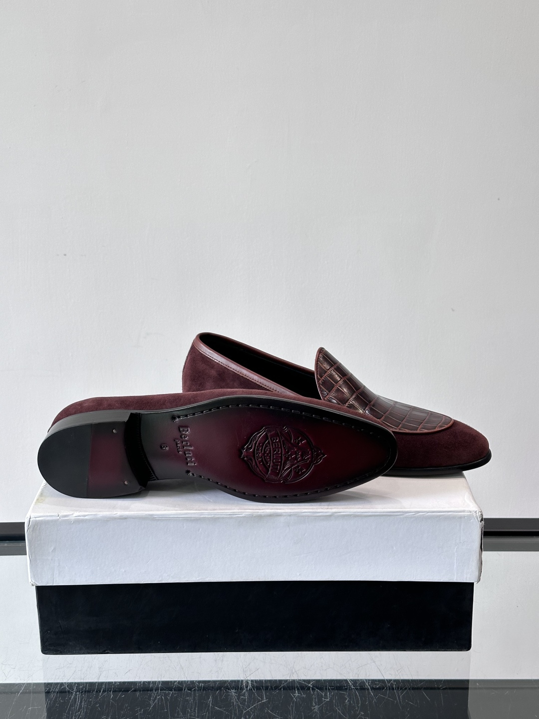 BERLUTI布鲁提乐福鞋采用反绒牛皮＋鳄鱼纹牛皮拼接，质感超丰富。色调沉稳大气，鳄鱼纹细节超有层次感。