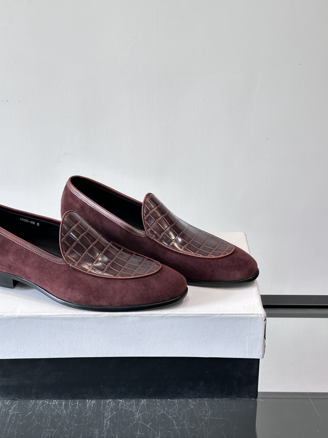 BERLUTI布鲁提乐福鞋采用反绒牛皮＋鳄鱼纹牛皮拼接，质感超丰富。色调沉稳大气，鳄鱼纹细节超有层次感。