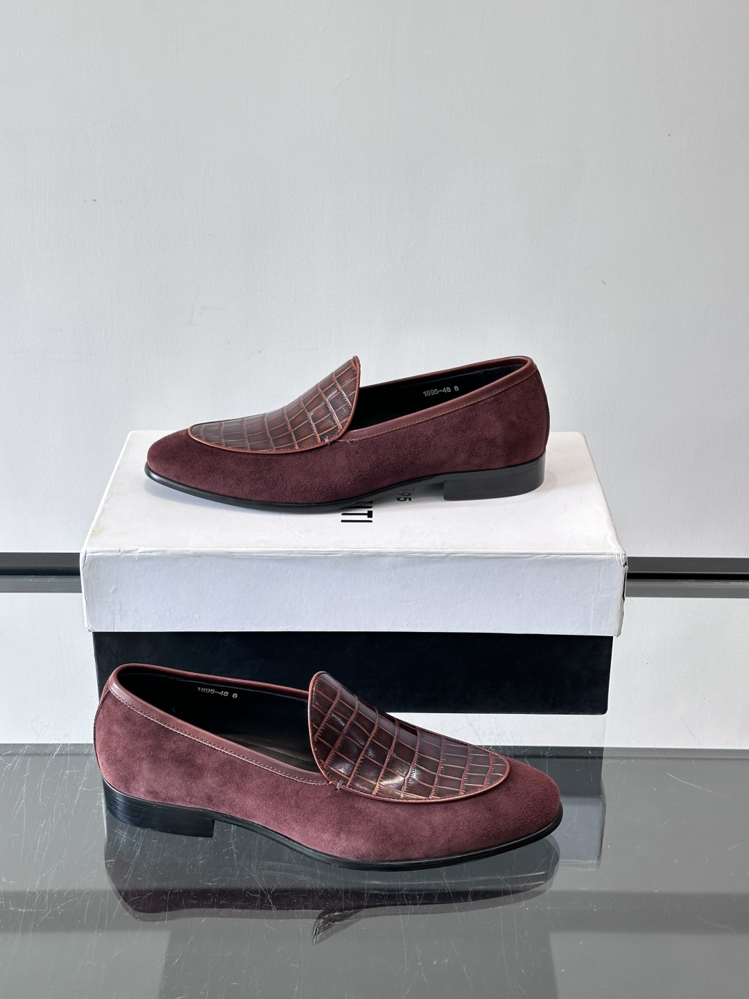 BERLUTI布鲁提乐福鞋采用反绒牛皮＋鳄鱼纹牛皮拼接，质感超丰富。色调沉稳大气，鳄鱼纹细节超有层次感。