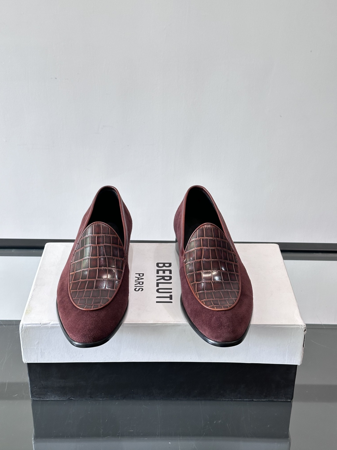 BERLUTI布鲁提乐福鞋采用反绒牛皮＋鳄鱼纹牛皮拼接，质感超丰富。色调沉稳大气，鳄鱼纹细节超有层次感。