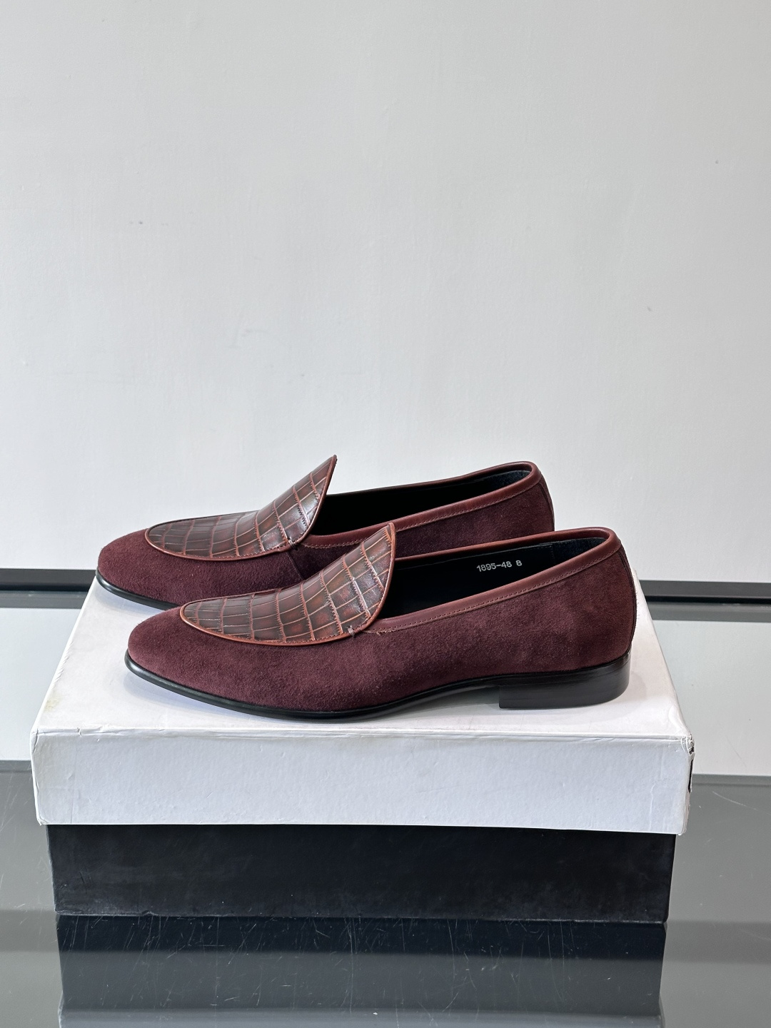 BERLUTI布鲁提乐福鞋采用反绒牛皮＋鳄鱼纹牛皮拼接，质感超丰富。色调沉稳大气，鳄鱼纹细节超有层次感。