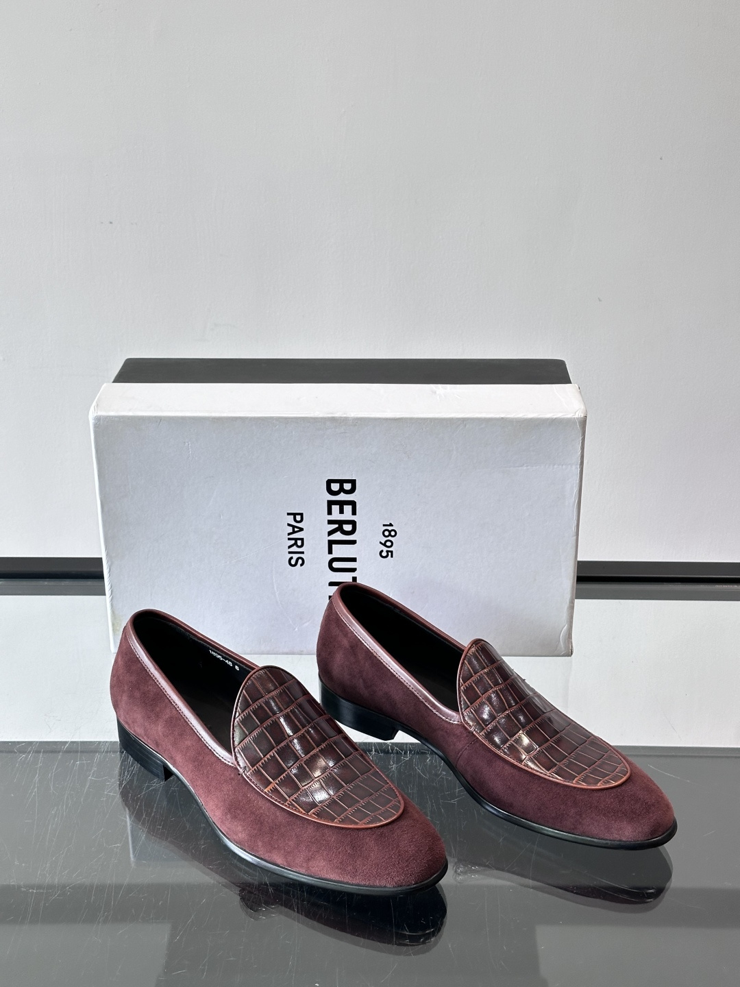 BERLUTI布鲁提乐福鞋采用反绒牛皮＋鳄鱼纹牛皮拼接，质感超丰富。色调沉稳大气，鳄鱼纹细节超有层次感。