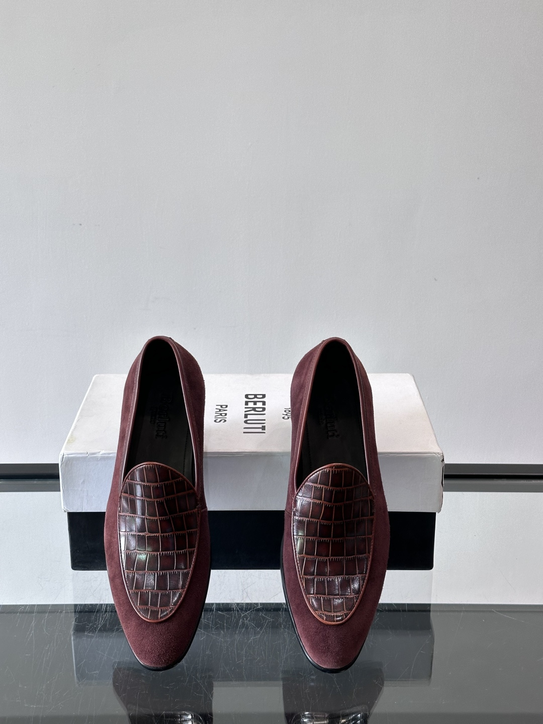 BERLUTI布鲁提乐福鞋采用反绒牛皮＋鳄鱼纹牛皮拼接，质感超丰富。色调沉稳大气，鳄鱼纹细节超有层次感。