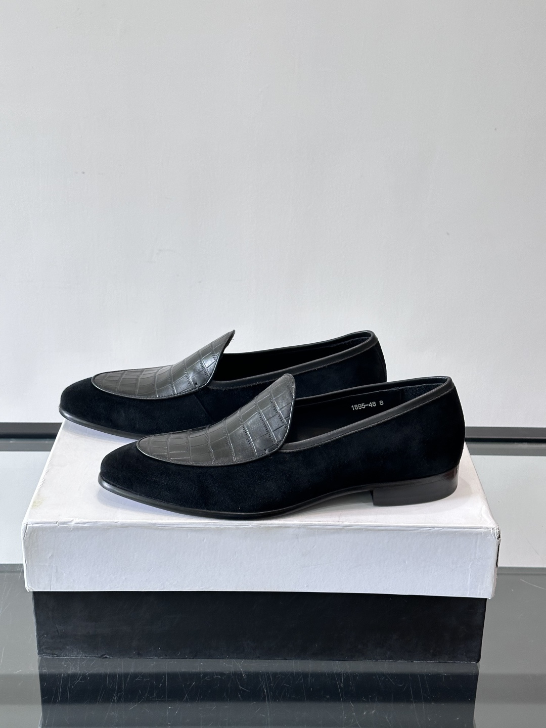 BERLUTI布鲁提乐福鞋采用反绒牛皮＋鳄鱼纹牛皮拼接，质感超丰富。色调沉稳大气，鳄鱼纹细节超有层次感。