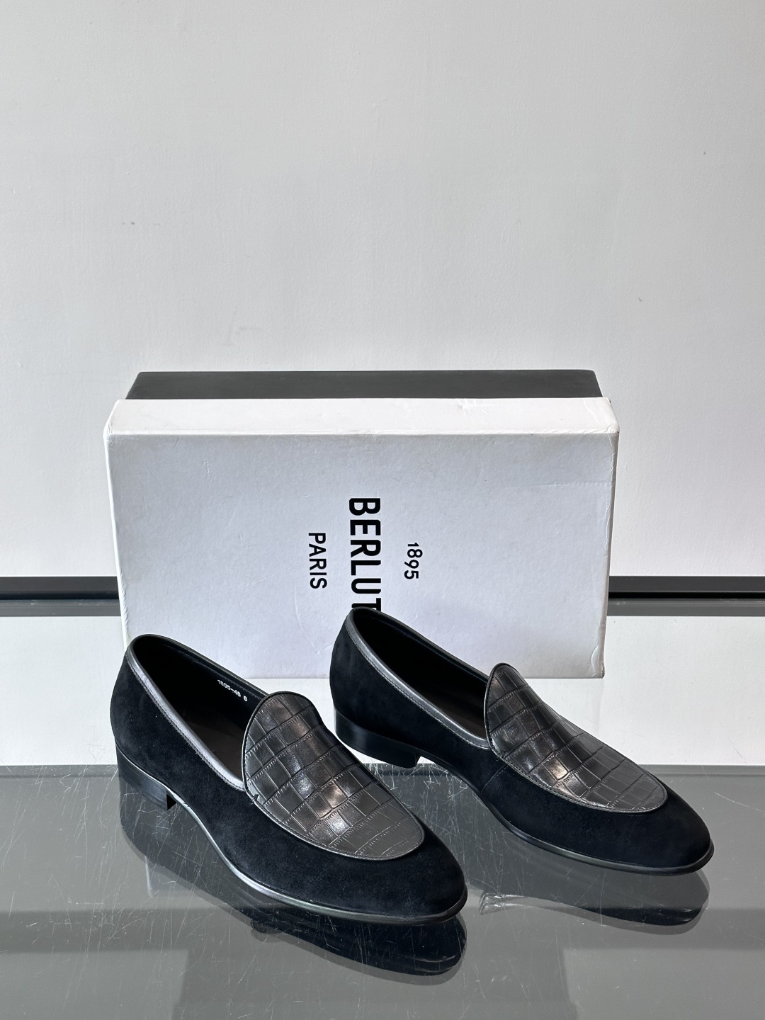 BERLUTI布鲁提乐福鞋采用反绒牛皮＋鳄鱼纹牛皮拼接，质感超丰富。色调沉稳大气，鳄鱼纹细节超有层次感。