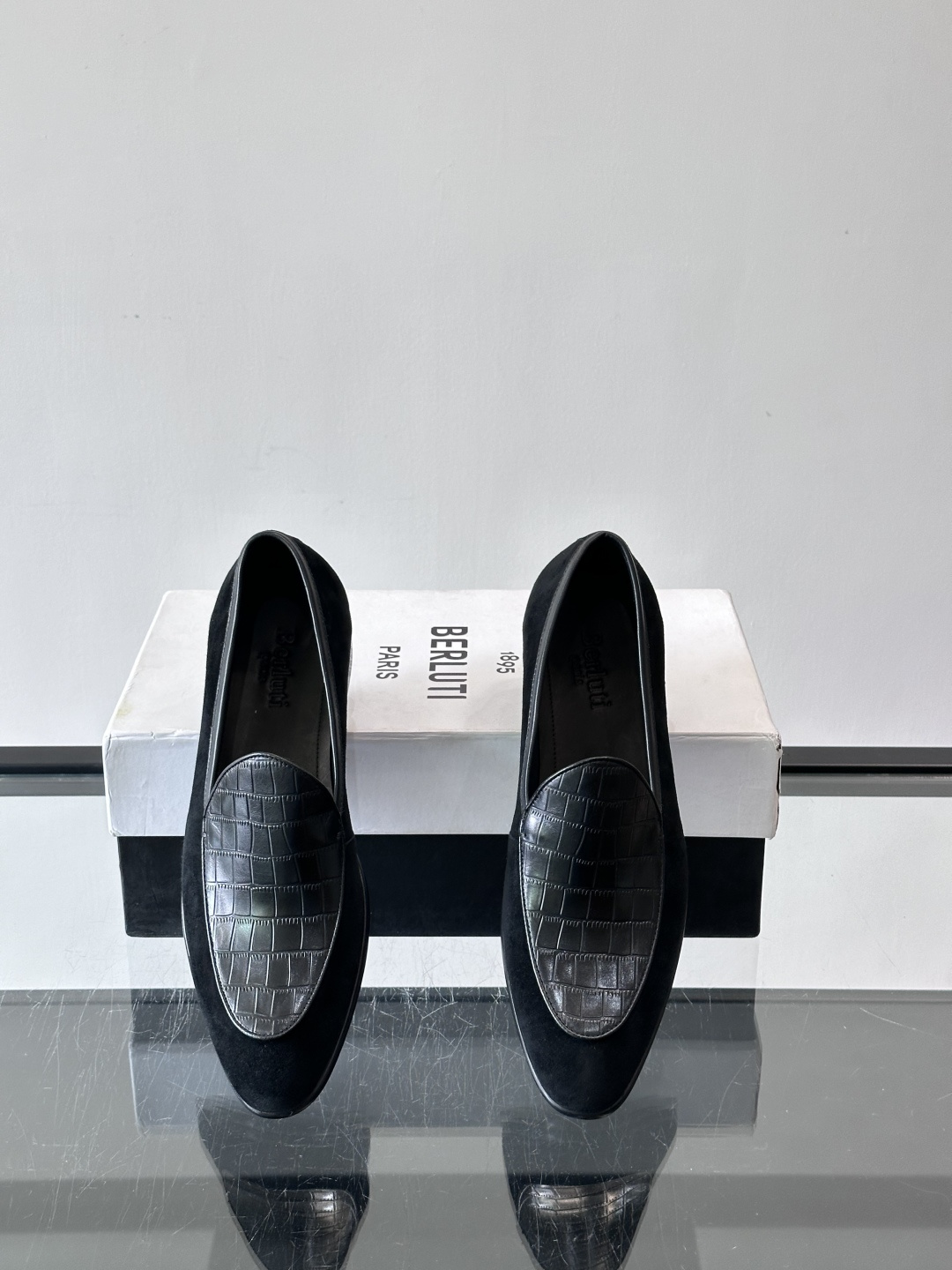 BERLUTI布鲁提乐福鞋采用反绒牛皮＋鳄鱼纹牛皮拼接，质感超丰富。色调沉稳大气，鳄鱼纹细节超有层次感。