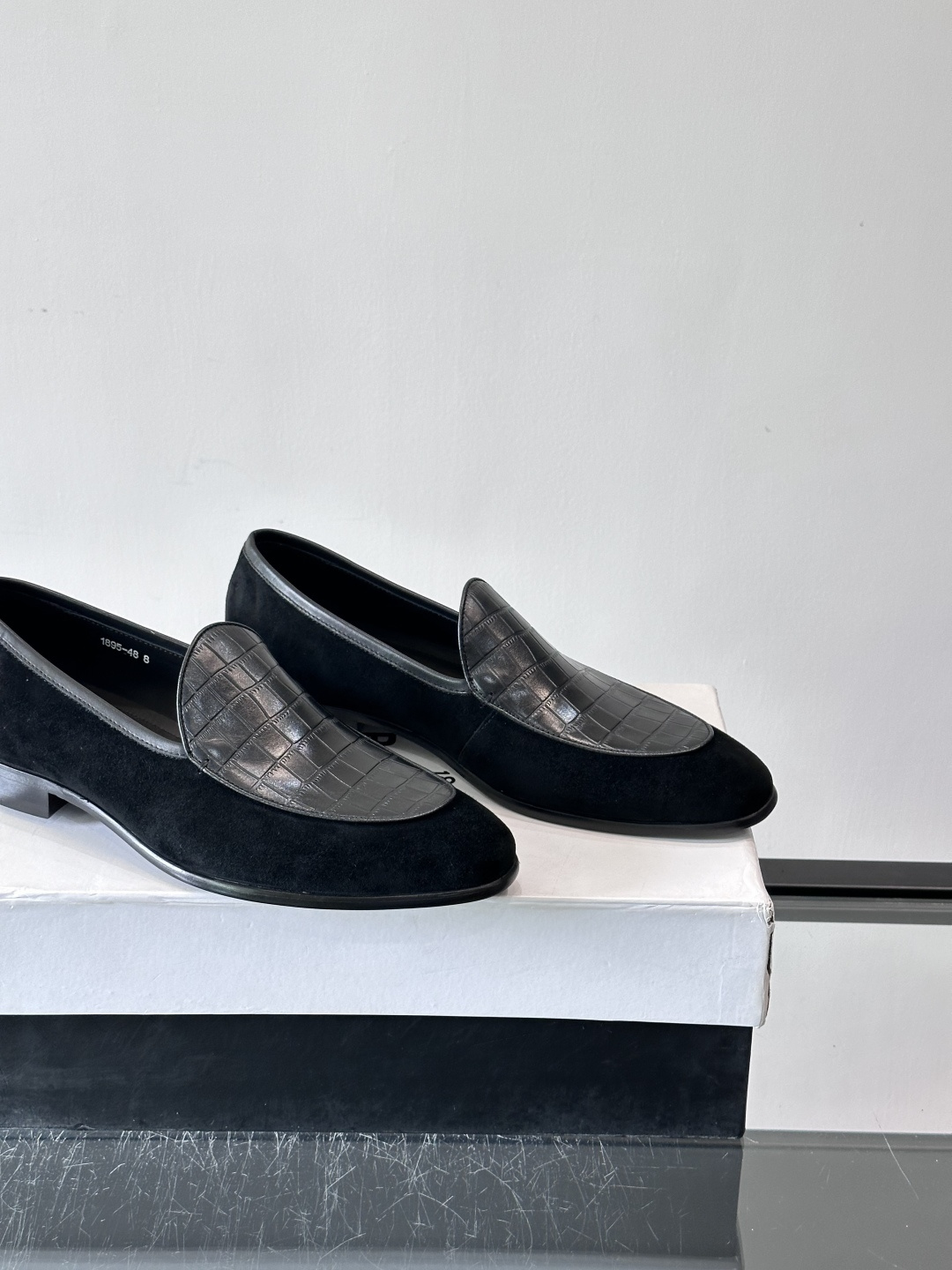 BERLUTI布鲁提乐福鞋采用反绒牛皮＋鳄鱼纹牛皮拼接，质感超丰富。色调沉稳大气，鳄鱼纹细节超有层次感。