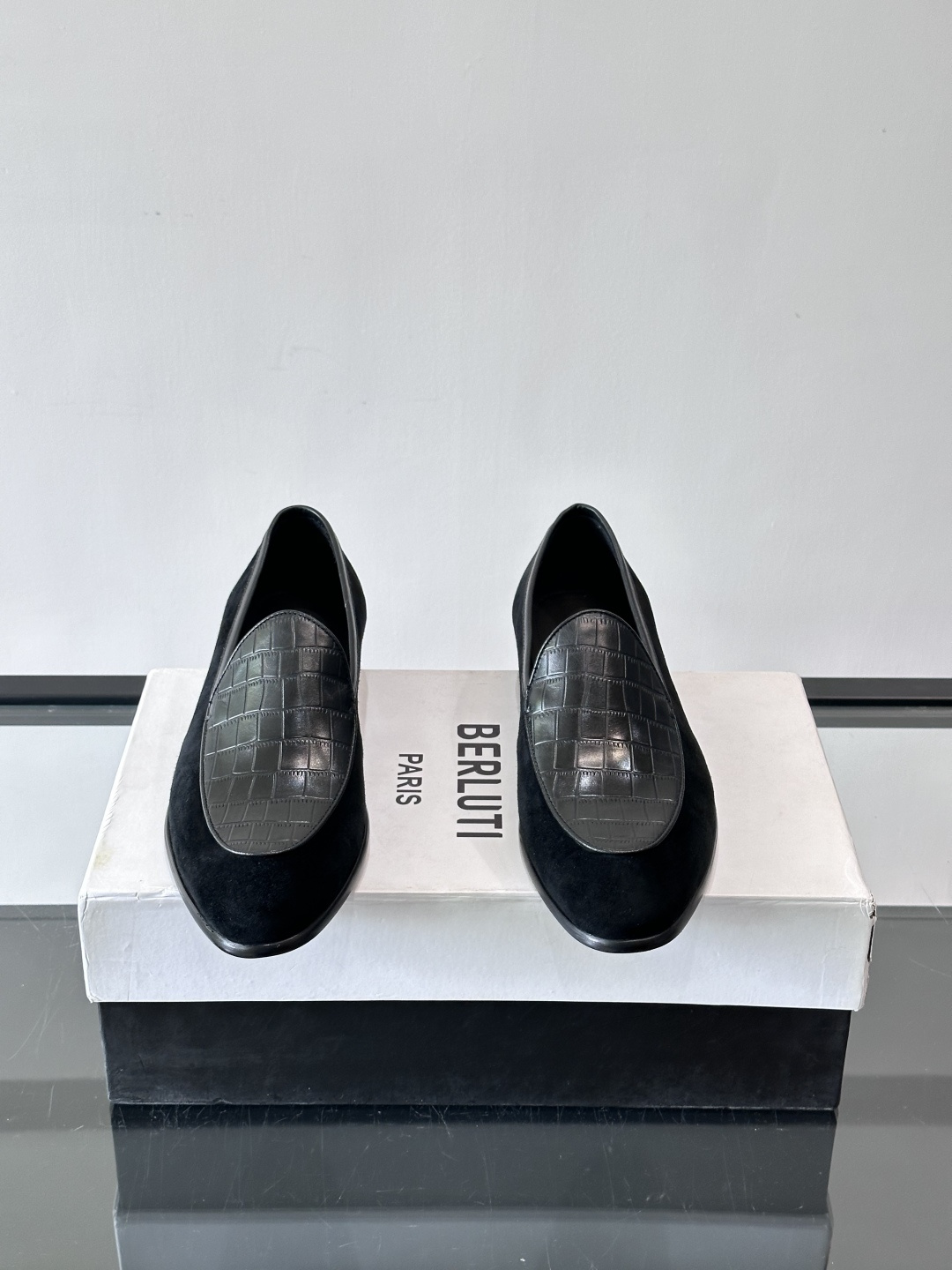 BERLUTI布鲁提乐福鞋采用反绒牛皮＋鳄鱼纹牛皮拼接，质感超丰富。色调沉稳大气，鳄鱼纹细节超有层次感。