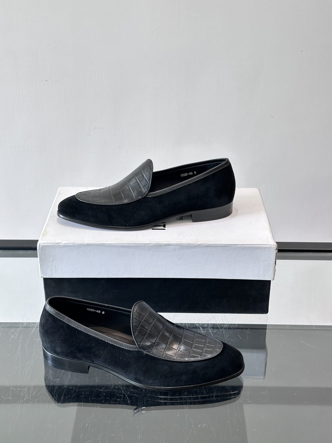 BERLUTI布鲁提乐福鞋采用反绒牛皮＋鳄鱼纹牛皮拼接，质感超丰富。色调沉稳大气，鳄鱼纹细节超有层次感。