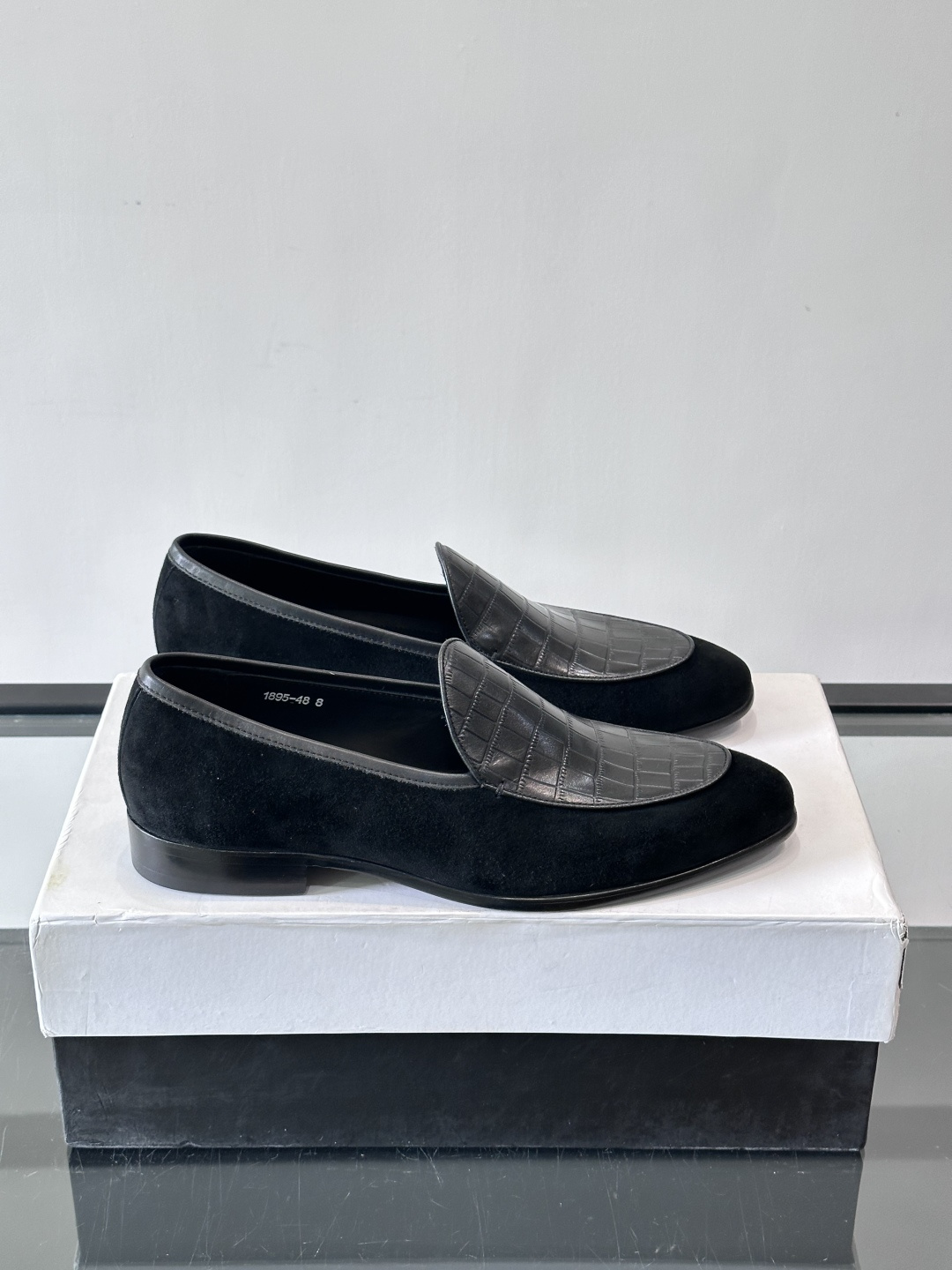 NO:639663,BERLUTI loafers are made of suede cowhide + crocodile pattern cowhide stitching, with a super rich texture. The tone is calm and atmospheric, and the crocodile pattern details are super layered. The inside is water-dyed cowhide, soft and breathable, and very comfortable to wear for a long time. The Italian genuine leather outsole and Blake internal stitching technology make the shoes more refined and durable. The Italian soft structure design is comfortable and fashionable, and can be easily used for commuting and leisure. Size38-46,, loafers, cowhide, Leather soles19860909BERLUTI布鲁提乐福鞋采用反绒牛皮＋鳄鱼纹牛皮拼接,质感超丰富.色调沉稳大气,鳄鱼纹细节超有层次感.内里水染牛皮,柔软透气,长时间穿也很舒服气.意大利真皮大底,Blake内缝线工艺让鞋子更精致耐用.意式软结构设计,舒适又时髦,通勤休闲都能轻松驾驭 ,size38-46,,loafers,cowhide,Leather soles,Men's shoes