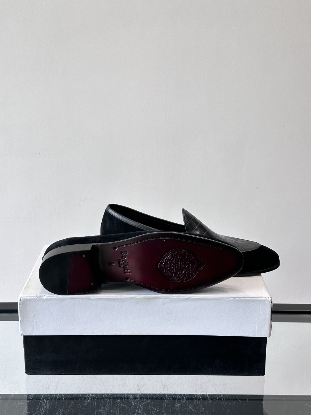 BERLUTI布鲁提乐福鞋采用反绒牛皮＋鳄鱼纹牛皮拼接，质感超丰富。色调沉稳大气，鳄鱼纹细节超有层次感。