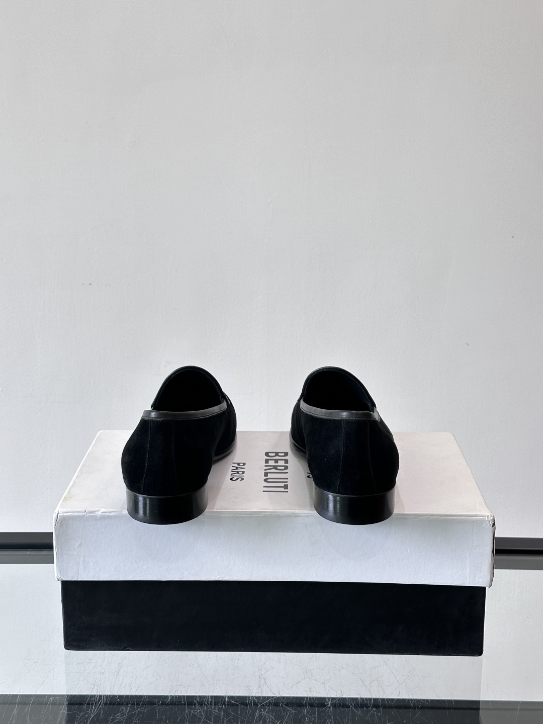 BERLUTI布鲁提乐福鞋采用反绒牛皮＋鳄鱼纹牛皮拼接，质感超丰富。色调沉稳大气，鳄鱼纹细节超有层次感。