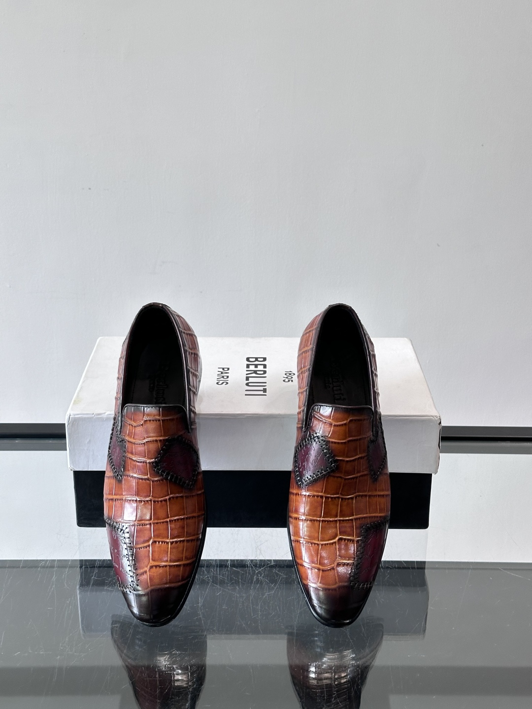 BERLUTI布鲁提男士真皮大底牛津鞋采用整片美洲短吻鳄鱼皮，保留原始鳞片纹理，质感超赞！意大利手工制作