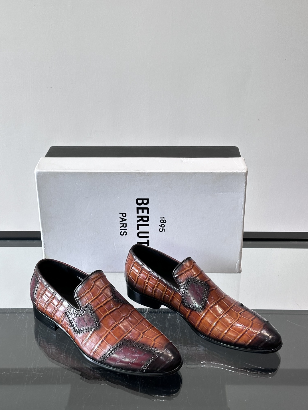 BERLUTI布鲁提男士真皮大底牛津鞋采用整片美洲短吻鳄鱼皮，保留原始鳞片纹理，质感超赞！意大利手工制作