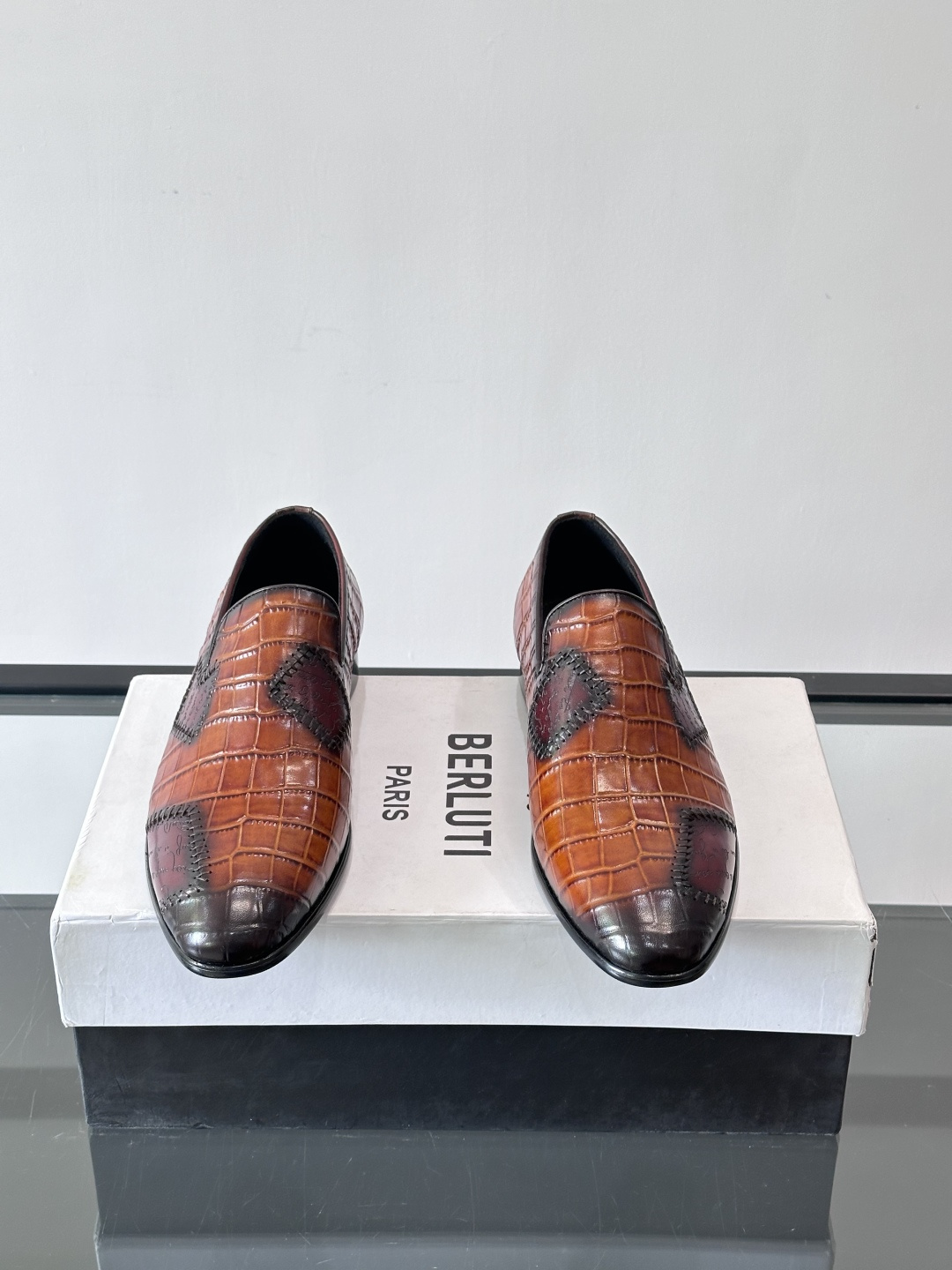 BERLUTI布鲁提男士真皮大底牛津鞋采用整片美洲短吻鳄鱼皮，保留原始鳞片纹理，质感超赞！意大利手工制作