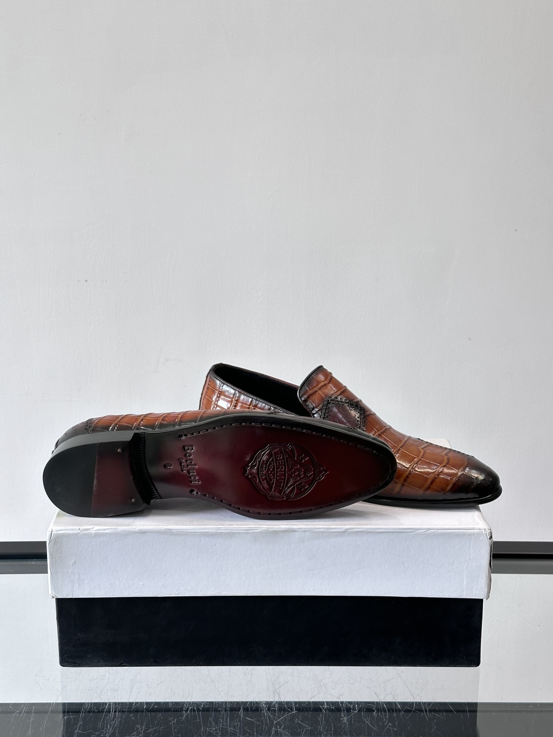 BERLUTI布鲁提男士真皮大底牛津鞋采用整片美洲短吻鳄鱼皮，保留原始鳞片纹理，质感超赞！意大利手工制作