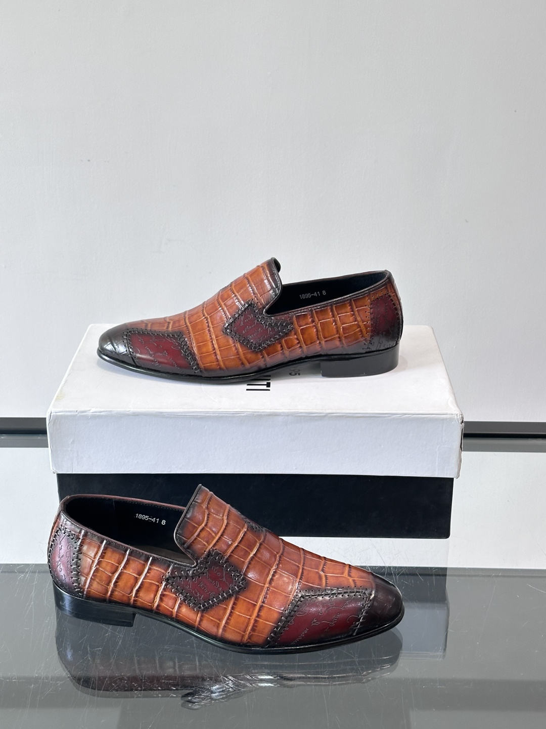 BERLUTI布鲁提男士真皮大底牛津鞋采用整片美洲短吻鳄鱼皮，保留原始鳞片纹理，质感超赞！意大利手工制作
